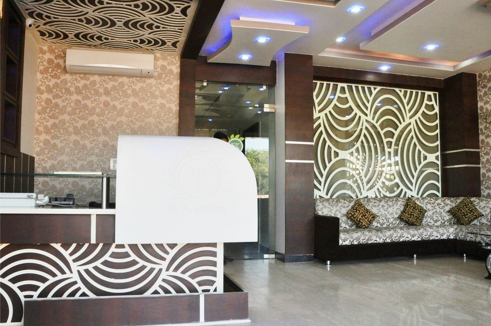 Rnb R K Palace Hotel 3*
